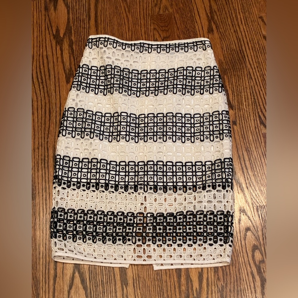 Banana Republic Black and Cream Lace Pencil Skirt